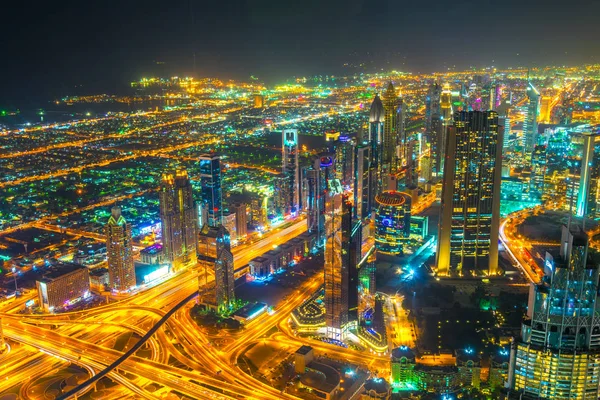 Vue aérienne nocturne du centre-ville de dubai depuis le gratte-ciel burj khalifa Vue aérienne nocturne du centre-ville de dubai depuis le gratte-ciel burj khalifa . — Photo