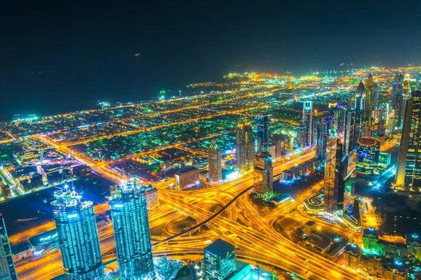 Vue aérienne nocturne du centre-ville de dubai depuis le gratte-ciel burj khalifa Vue aérienne nocturne du centre-ville de dubai depuis le gratte-ciel burj khalifa . — Photo