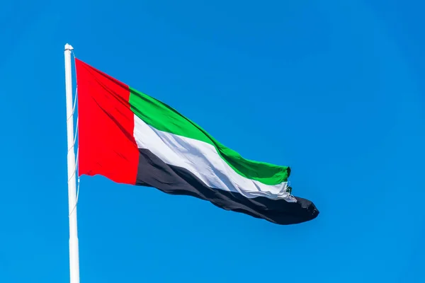 Emirate-Flagge weht vor blauem Himmel — Stockfoto