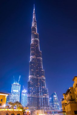 Dünyanın en yüksek binası olan Dubai'deki Burç Halife gökdeleninin gece manzarası.