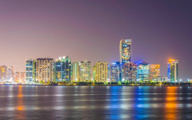 Gün batımında Abu Dabi silueti