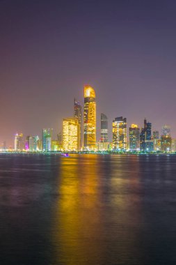 Gün batımında Abu Dabi silueti