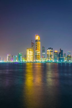 Gün batımında Abu Dabi silueti