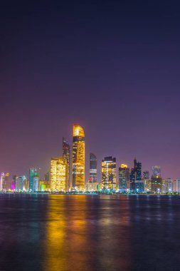 Gün batımında Abu Dabi silueti
