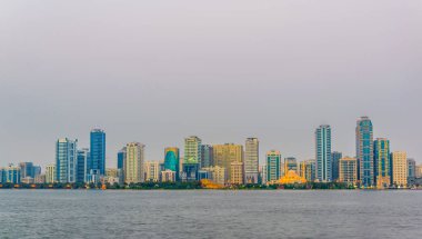 emirlik Sharjah, Bae gün batımı sırasında gökdelen ile çevrili al noor cami ile Khalid lagün