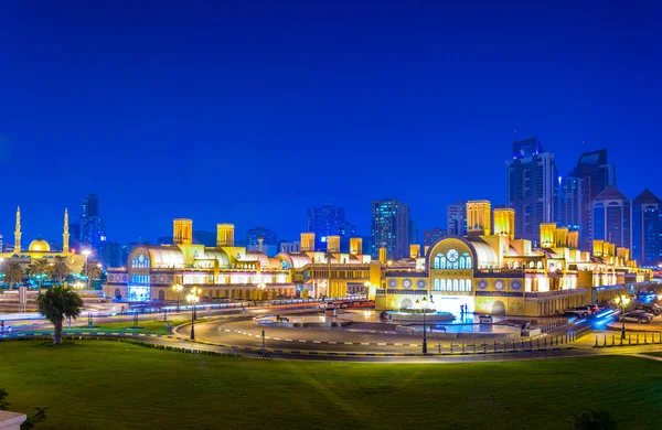 Vista noturna do Souq central em Sharjah, Emirados Árabes Unidos — Fotografia de Stock