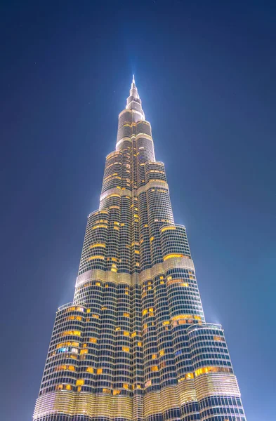 Vista noturna do arranha-céu Burj Khalifa em Dubai, que é o edifício mais alto do mundo . — Fotografia de Stock