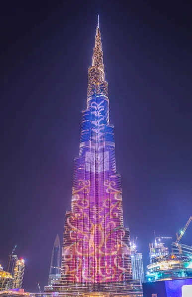 Vista noturna do arranha-céu Burj Khalifa em Dubai, que é o edifício mais alto do mundo . — Fotografia de Stock