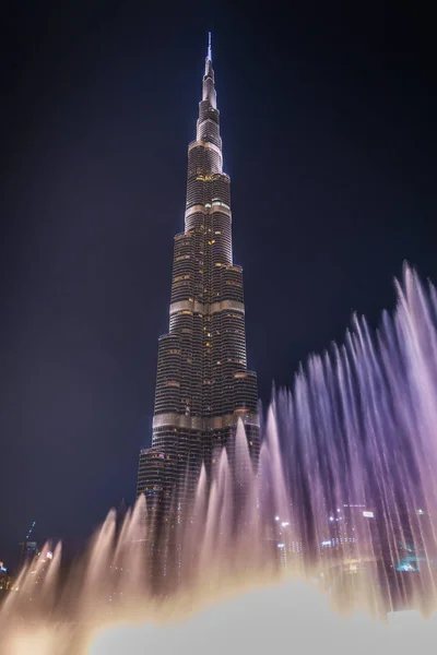 Vista noturna do arranha-céu Burj Khalifa em Dubai, que é o edifício mais alto do mundo . — Fotografia de Stock