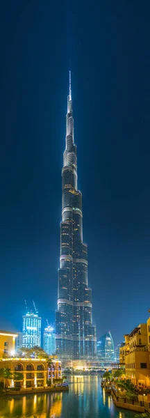 Vista noturna do arranha-céu Burj Khalifa em Dubai, que é o edifício mais alto do mundo . — Fotografia de Stock