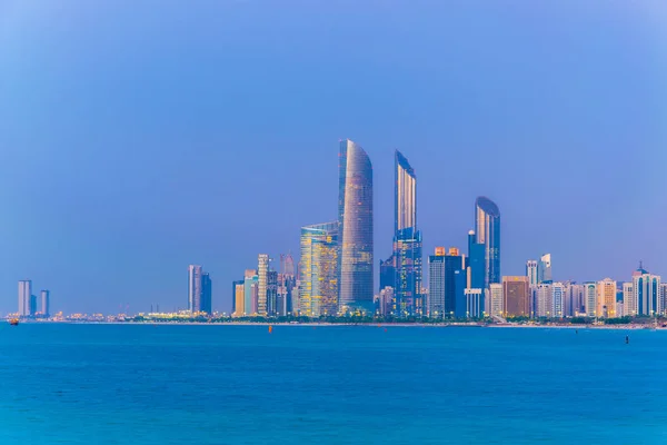 Skyline de Abu Dhabi durante o pôr do sol — Fotografia de Stock