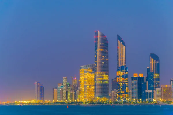 Skyline az Abu Dhabi naplemente alatt — Stock Fotó