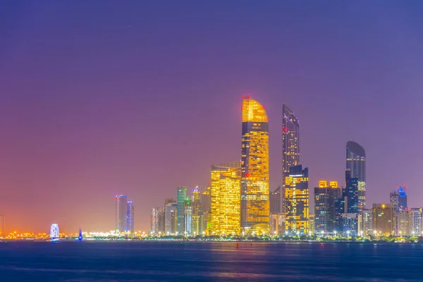 Skyline i Abu Dhabi under solnedgången — Stockfoto