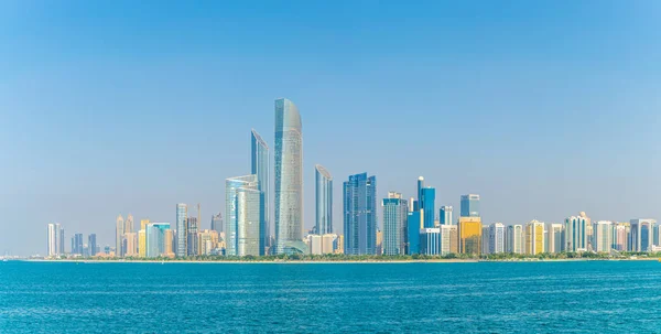 Skyline de Abu Dhabi, Emirados Árabes Unidos — Fotografia de Stock
