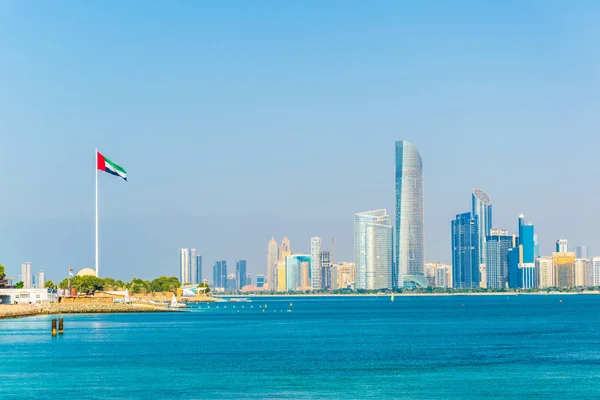 Skyline of Abu Dhabi with the Qasr Al Amwaj theater, UAE — Stock Photo, Image
