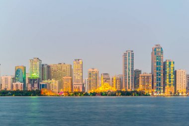 emirlik Sharjah, Bae gün batımı sırasında gökdelen ile çevrili al noor cami ile Khalid lagün