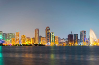 emirlik Sharjah, Bae gün batımı sırasında gökdelen ile çevrili al noor cami ile Khalid lagün