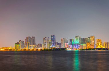 emirlik Sharjah, Bae gün batımı sırasında gökdelen ile çevrili al noor cami ile Khalid lagün