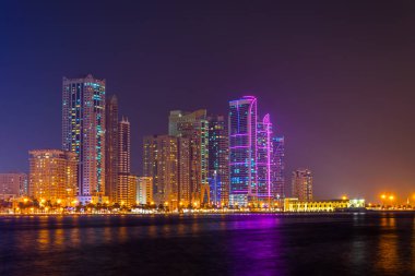 Gece boyunca Sharjah yapay bir adada bulunan Al Majaz amfitiyatrosu çevreleyen gökdelenler, Bae