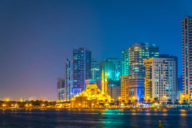 emirlik Sharjah, Bae gün batımı sırasında gökdelen ile çevrili al noor cami ile Khalid lagün
