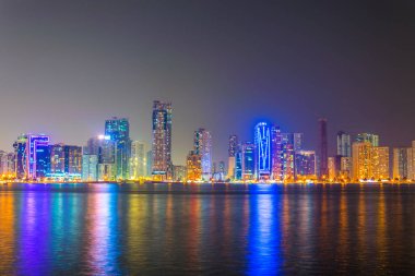 Emirlik Sharjah, Bae gökdelen ile çevrili Khalid lagün günbatımı görünümü