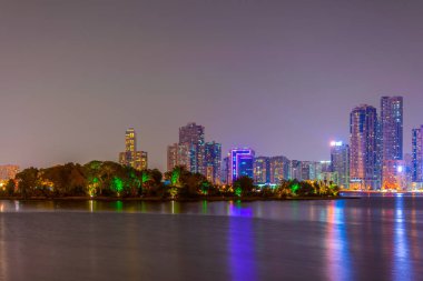 Emirlik Sharjah, Bae gökdelen ile çevrili Khalid lagün Al Noor adanın gün batımı görünümü