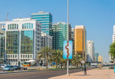 Abu Dabi, Bae'de bir sokakta trafik