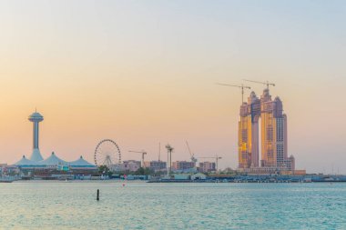 Marina alışveriş merkezi ve Marina gözü ile Abu Dabi marina üzerinde gün batımı görünümü.