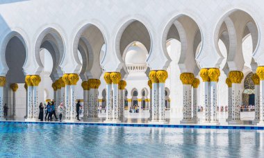 Şeyh Zayed Camii'nin simetrik sütunları, Abu Dabi, Birleşik Arap Emirlikleri