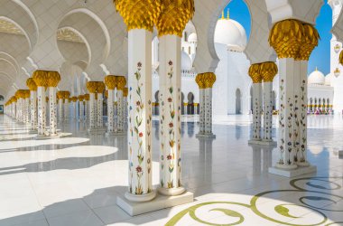 Şeyh Zayed Camii'nin simetrik sütunları, Abu Dabi, Birleşik Arap Emirlikleri