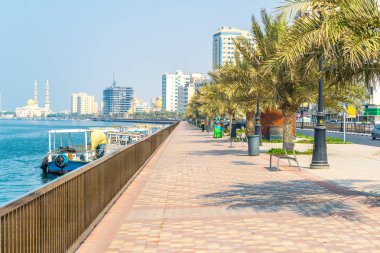 arka planda Al Maghfirah camii ile Sharjah nehir kenarı gezinti görünümü, Bae