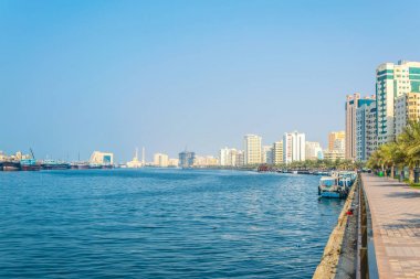 arka planda Al Maghfirah camii ile Sharjah nehir kenarı gezinti görünümü, Bae