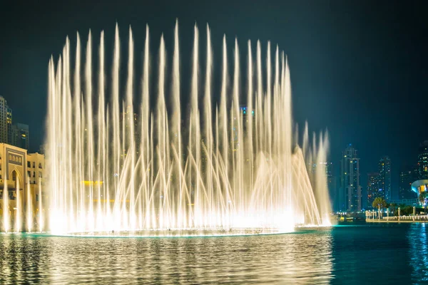 The Burj Khalifa lake with dancing fountain of Dubai, UAE — Stock Photo, Image