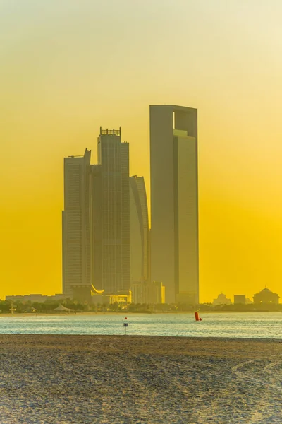 Puesta de sol en una playa en Abu Dhabi, Emiratos Árabes Unidos —  Fotos de Stock