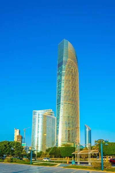 Vista de una cornisa en Abu Dhabi que se extiende junto al centro de negocios lleno de rascacielos . —  Fotos de Stock