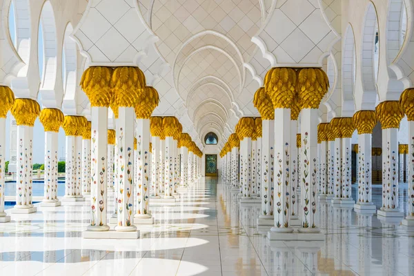 Symetrické pilíře Šajšované mešity, Abú Dhabi, Spojené arabské emiráty — Stock fotografie