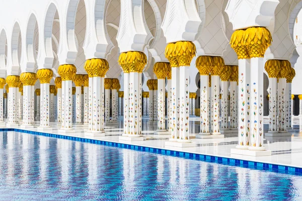 Symetrické pilíře Šajšované mešity, Abú Dhabi, Spojené arabské emiráty — Stock fotografie