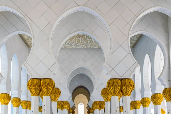 A Sheikh Zayed mecset szimmetrikus pillérei, Abu Dhabi, Egyesült Arab Emírségek — Stock Fotó