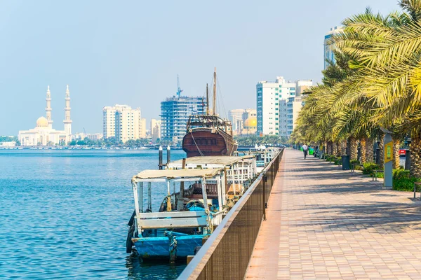 Vista do calçadão ribeirinha em Sharjah com a mesquita Al Maghfirah no fundo, Emirados Árabes Unidos — Fotografia de Stock