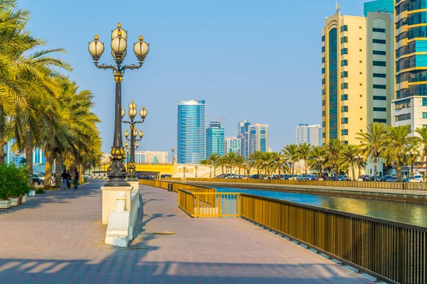 Vista de um passeio ao lado da lagoa Khalid em Sharjah, Emirados Árabes Unidos — Fotografia de Stock