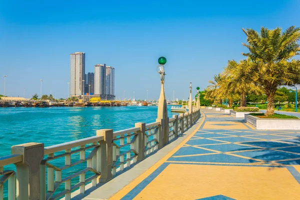 Vista do corniche - passeio em Abu Dhabi, Emirados Árabes Unidos — Fotografia de Stock