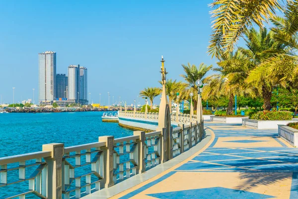 Vista do corniche - passeio em Abu Dhabi, Emirados Árabes Unidos — Fotografia de Stock