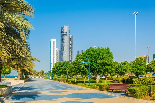 Vista do corniche - passeio em Abu Dhabi, Emirados Árabes Unidos — Fotografia de Stock