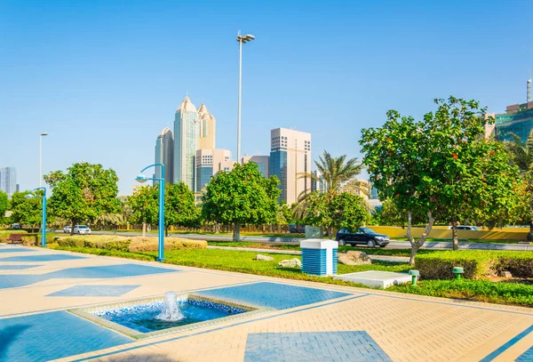 Vista do corniche - passeio em Abu Dhabi, Emirados Árabes Unidos — Fotografia de Stock