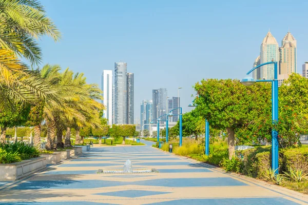 Kilátás a Corniche-sétányra Abu Dhabi, UAE — Stock Fotó