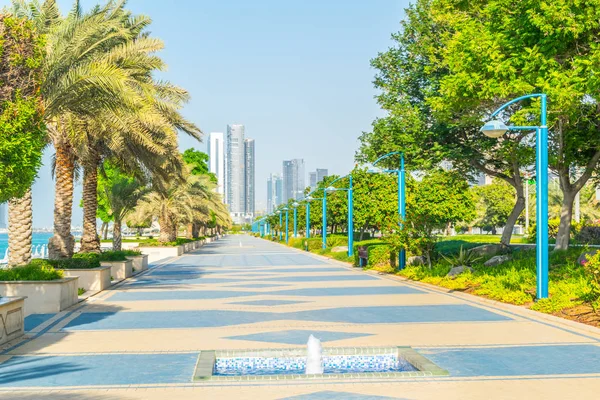 Blick auf die Corniche - Promenade in abu dhabi, uae — Stockfoto