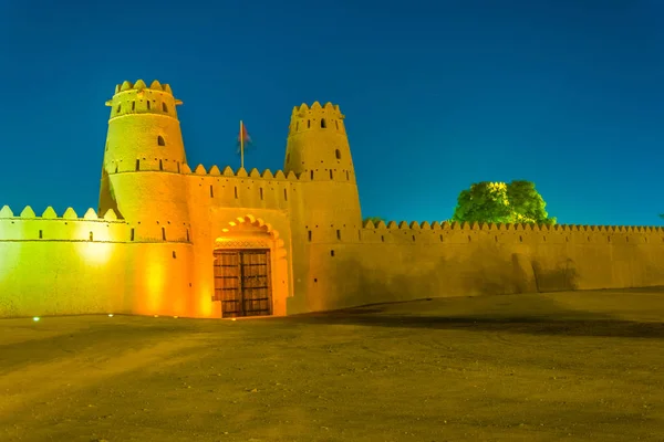 Kilátás az Al Jahili erőd Al Ain éjszaka folyamán, UAE — Stock Fotó
