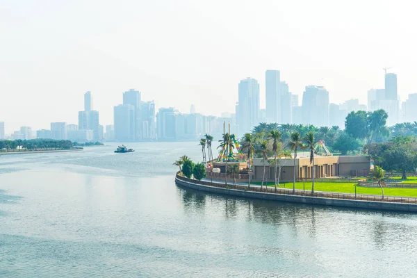 Vista de la laguna Khalid rodeada de rascacielos en el emirato Sharjah, Emiratos Árabes Unidos — Foto de Stock