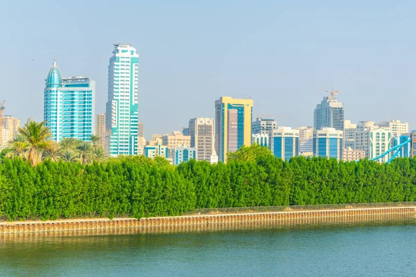 Vista da lagoa Khalid cercada por arranha-céus no emirado Sharjah, Emirados Árabes Unidos — Fotografia de Stock