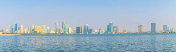 Vista da lagoa Khalid cercada por arranha-céus no emirado Sharjah, Emirados Árabes Unidos — Fotografia de Stock
